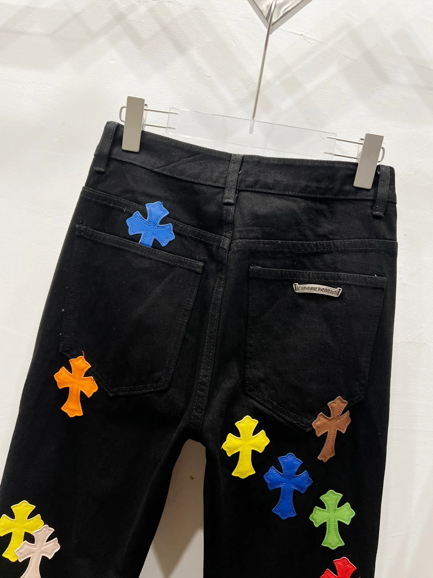 P260 Style No.: (c032) Chrome hearts & Chrome hearts High-end Chrome hearts flame colored leather cross-patch leather jeans Original hardware accessories washed and other elevators, QR code analysis are all purchased from the original factory, high degree of restoration, you are welcome to compare the products~ Three-dimensional version Loose and comfortable, not picky about the body, taller and slimmer Big factory Seiko Original quality control Same style for men and women Can be matched with couples Versatile recommendation Necessary jeans for all seasons Hipsters have been disappointed From the quality selection of fabrics, the tailoring of details, and the matching of patterns, everything is impeccable! The upper body is so handsome when worn...it can be easily worn by men, women and children! The craftsmanship is made of heavy-duty washed pure cotton denim fabric. After washing, it is soft and thick and looks very stylish when worn. Size: 28, 30, 32, 34, 36 (S-XXL) Color: black